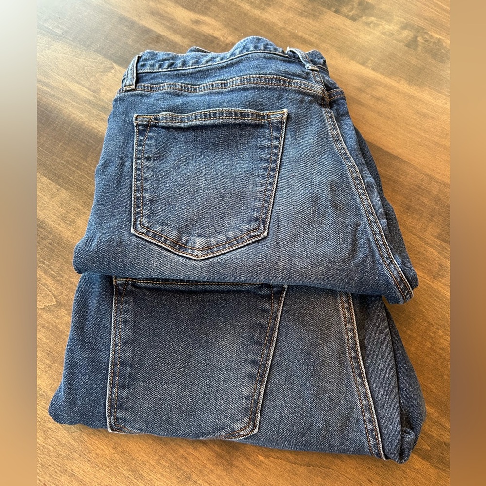 Old Navy Bundle of TWO pair of jeans. 33x30 classic straight legs. Pre-loved.👖